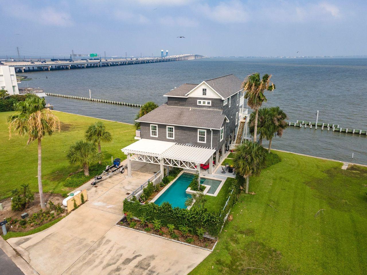 Image 4: Ideally positioned in one of Tiki Island's most so