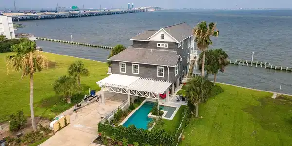 Image 4: Ideally positioned in one of Tiki Island's most so