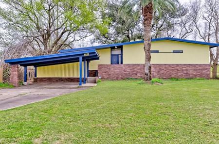 4600 Lakeshore Drive