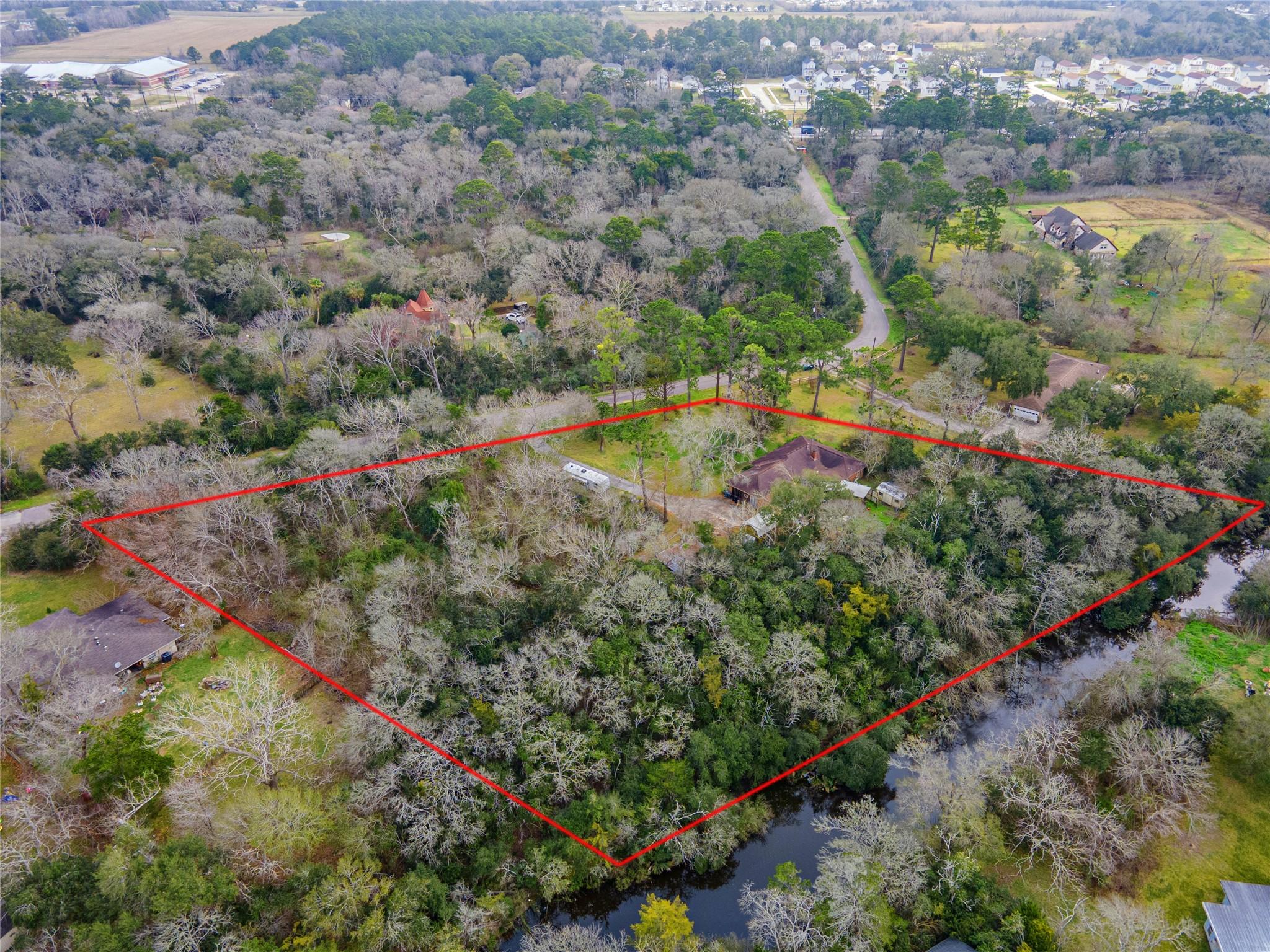 Image 2: Just under 3 acre wooded lot on the bayou