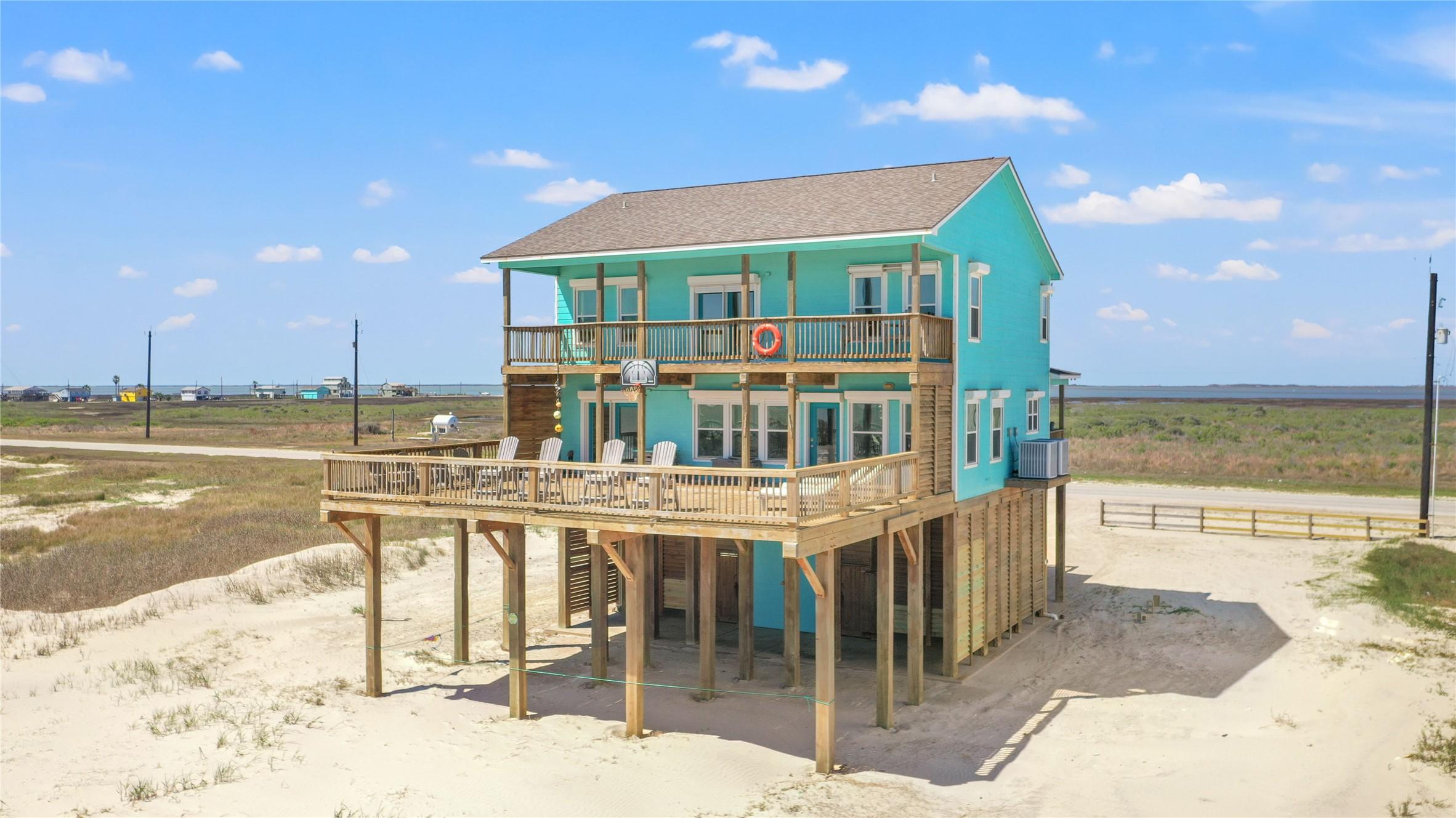 Image 2: Main level deck at just over 1000 sqft with unobst