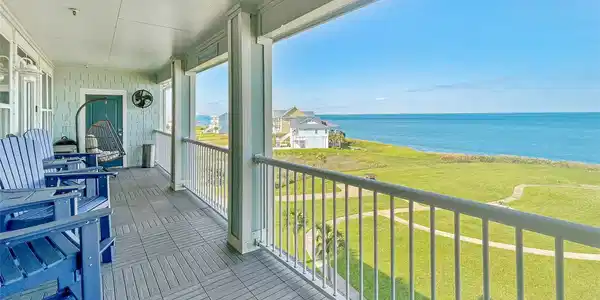 Image 2: This waterfront lock-and-leave condo is perfect fo