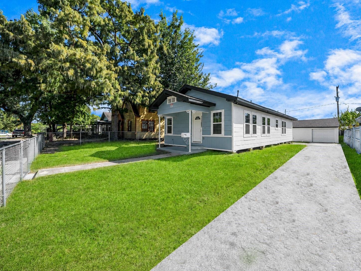 Image 2: Large driveway for the family needs