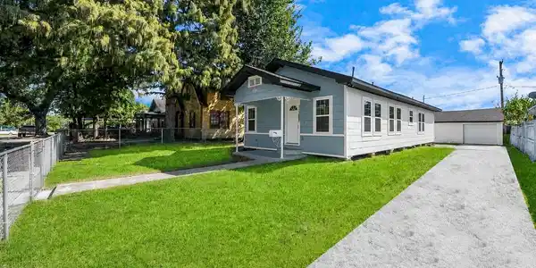 Image 2: Large driveway for the family needs