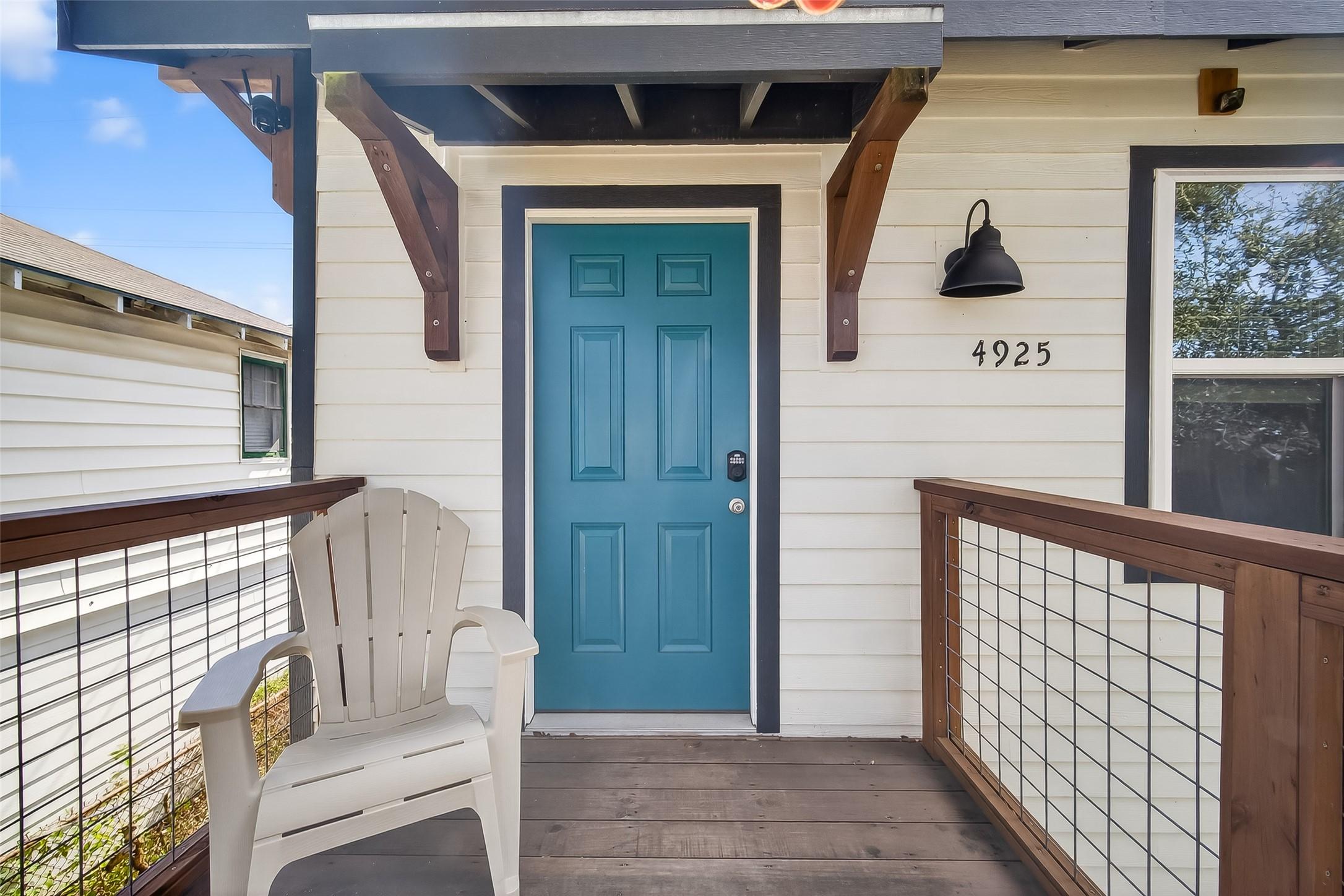 Image 2: Front Entry/Porch