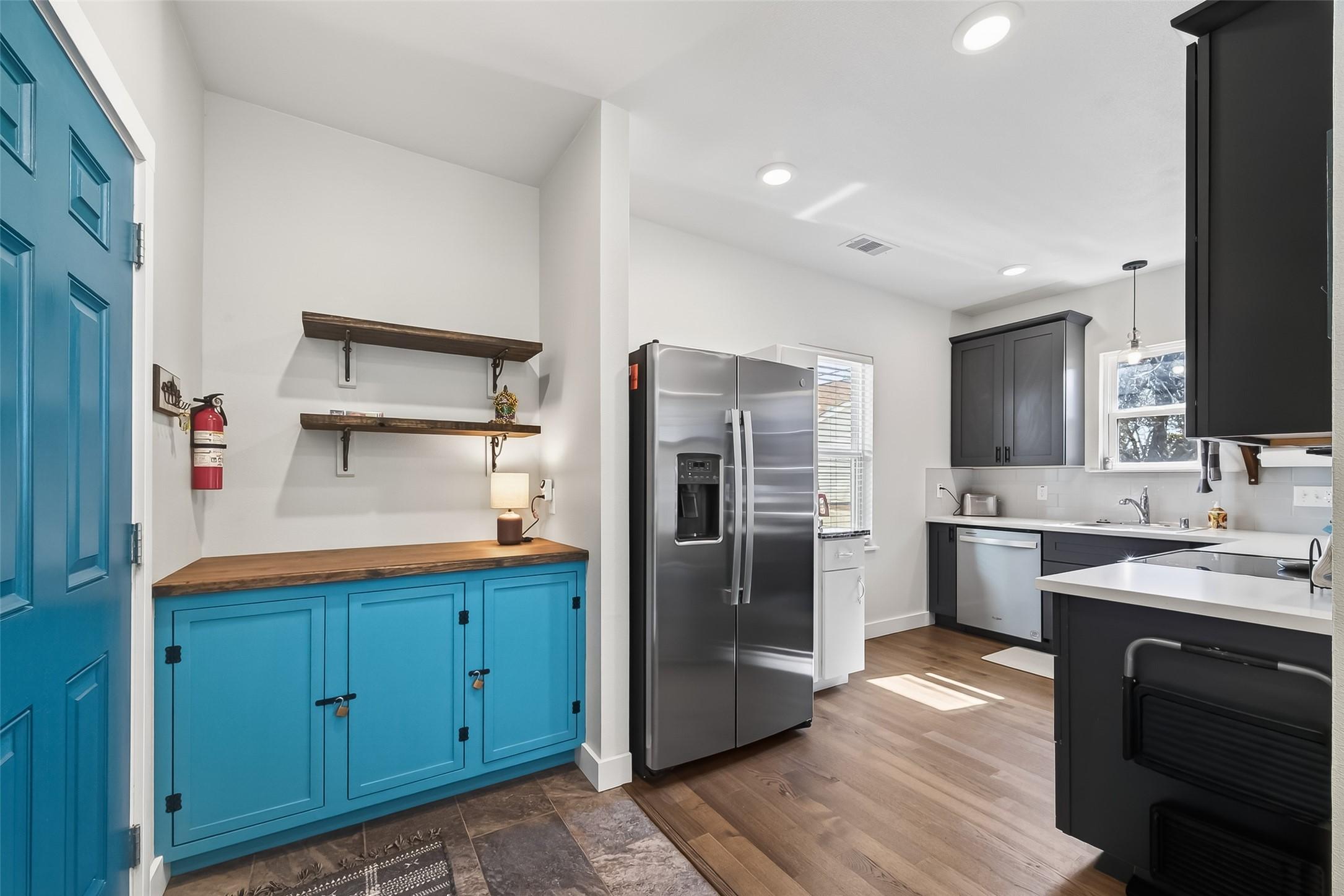 Image 4: Entry/Kitchen