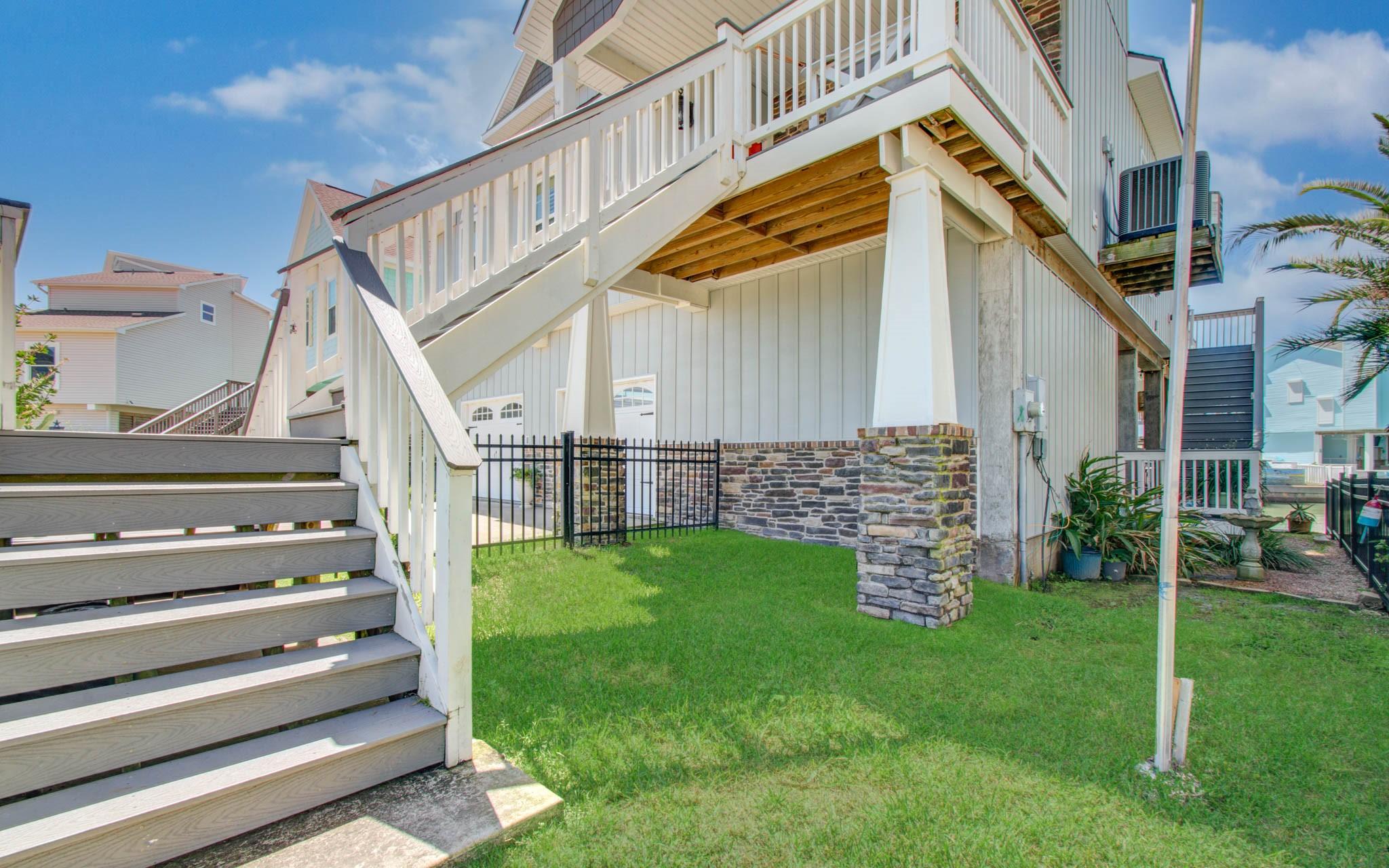 Image 4: Stairs to sideyard