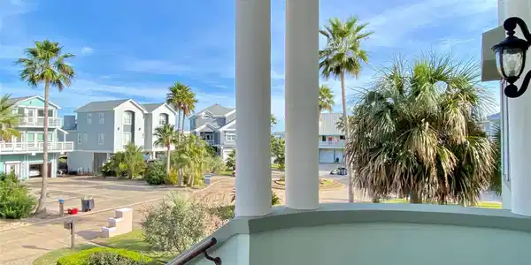 Image 4: Breezy front porch to greet your guests.