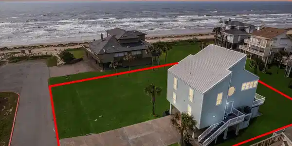 Image 3: Big slice of paradise in coveted Pirates Beach