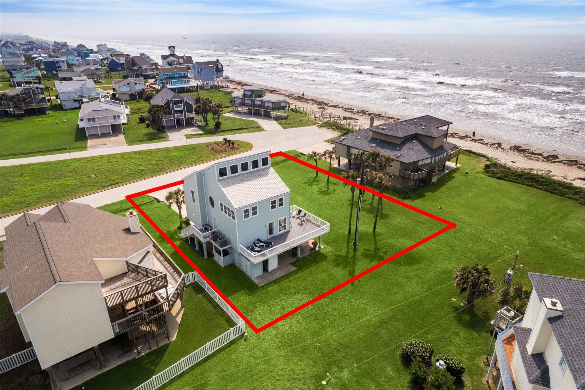 Image 4: Massive yard for outdoor entertaining or future ex