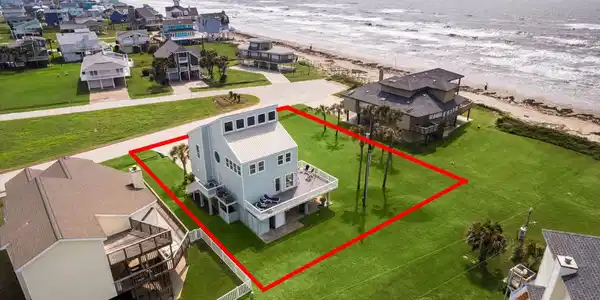 Image 4: Massive yard for outdoor entertaining or future ex