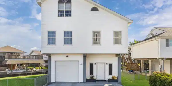 Image 3: Enjoy waterfront living on Galveston Bay!