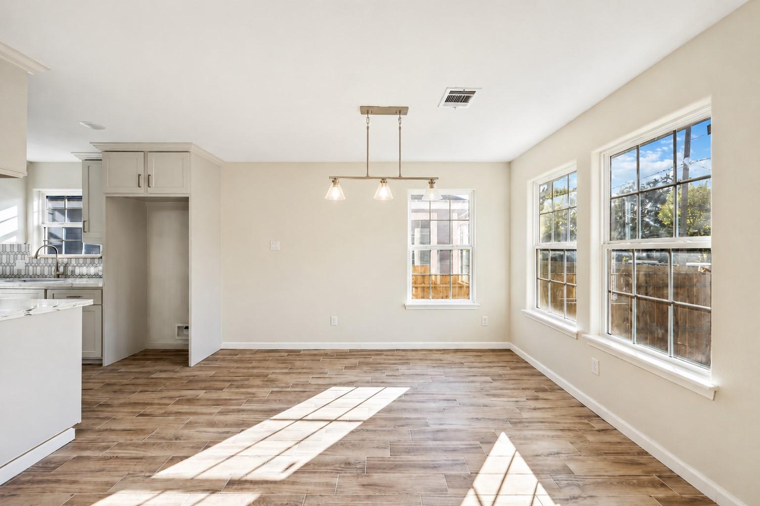 Image 4: Dining room with plenty of natural light