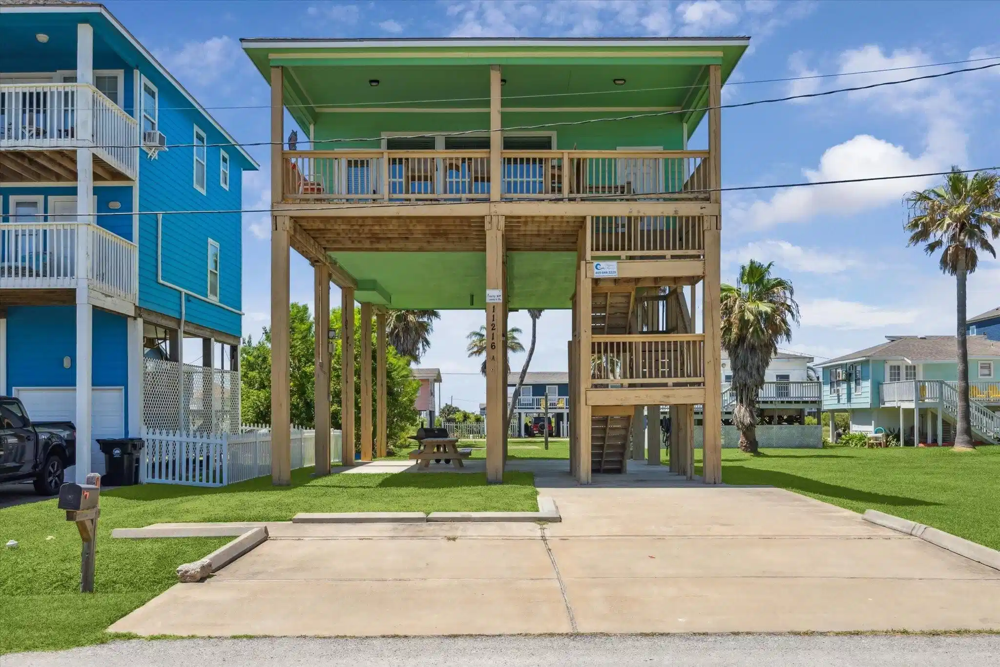 Image 1: Elevated beach house with spacious balcony and amp