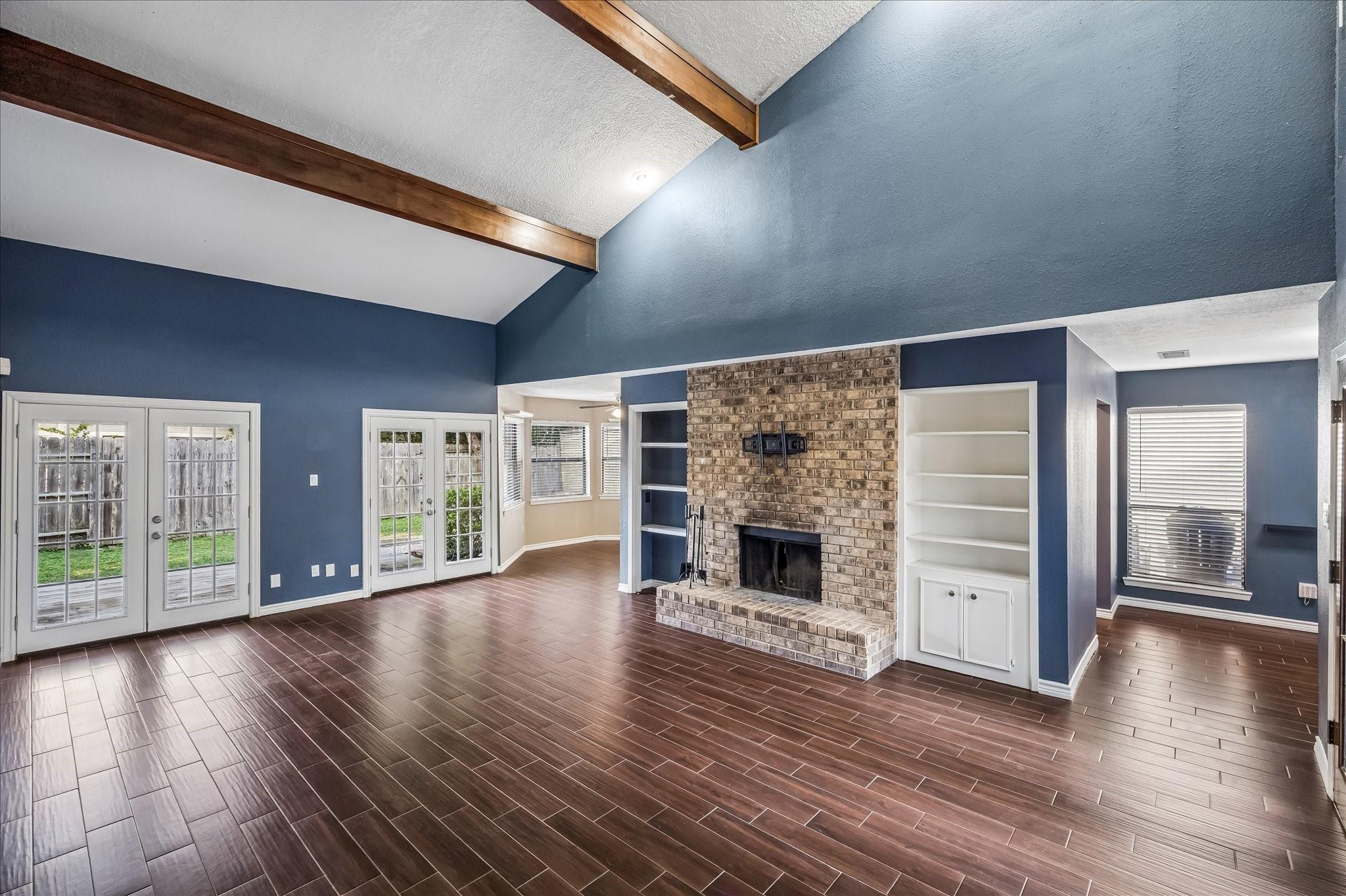 Image 4: Large living area