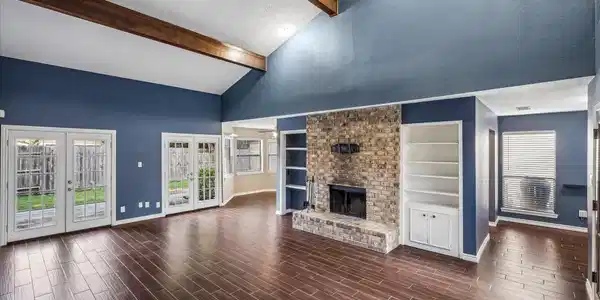 Image 4: Large living area