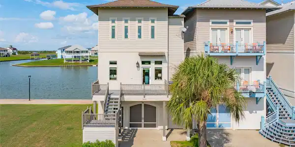 Image 2: Step into this inviting Waterfront corner home.