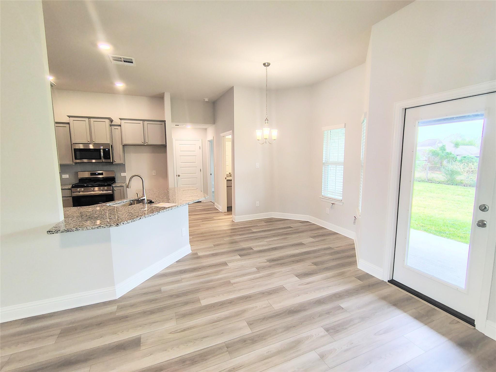 Image 4: Beautiful open kitchen