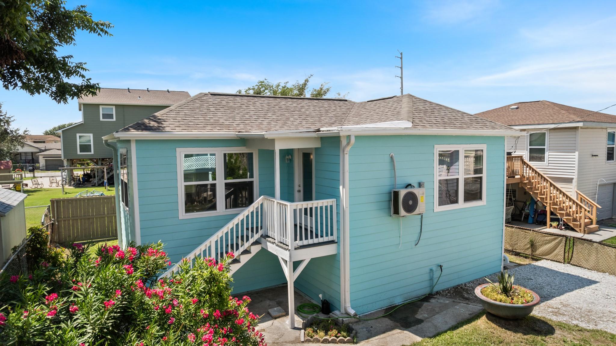 Image 2: Charming coastal cottage with cheerful aqua siding