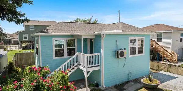 Image 2: Charming coastal cottage with cheerful aqua siding