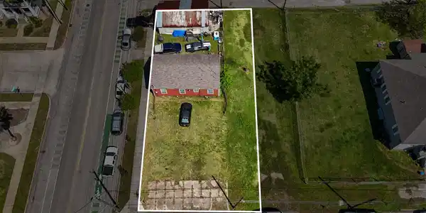 Image 2: Double alley access ideal for additional parking..