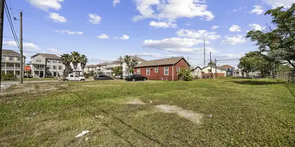 Image 4: Spacious cleared lot ready for development