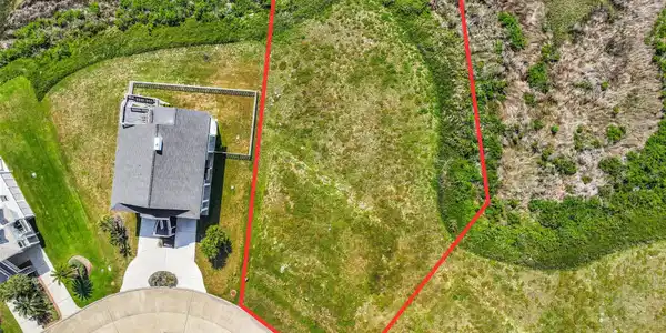 Image 4: Red lines are approx. Buyer to verify**
