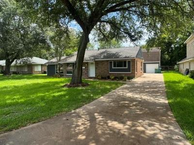 1607 W HOUSTON DR