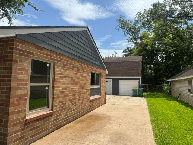 Image 4: Side House