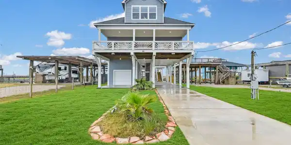 555 POMPANO Drive