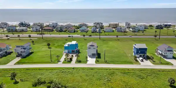 Image 2: This 4-bedroom beach house offers views of the Gul