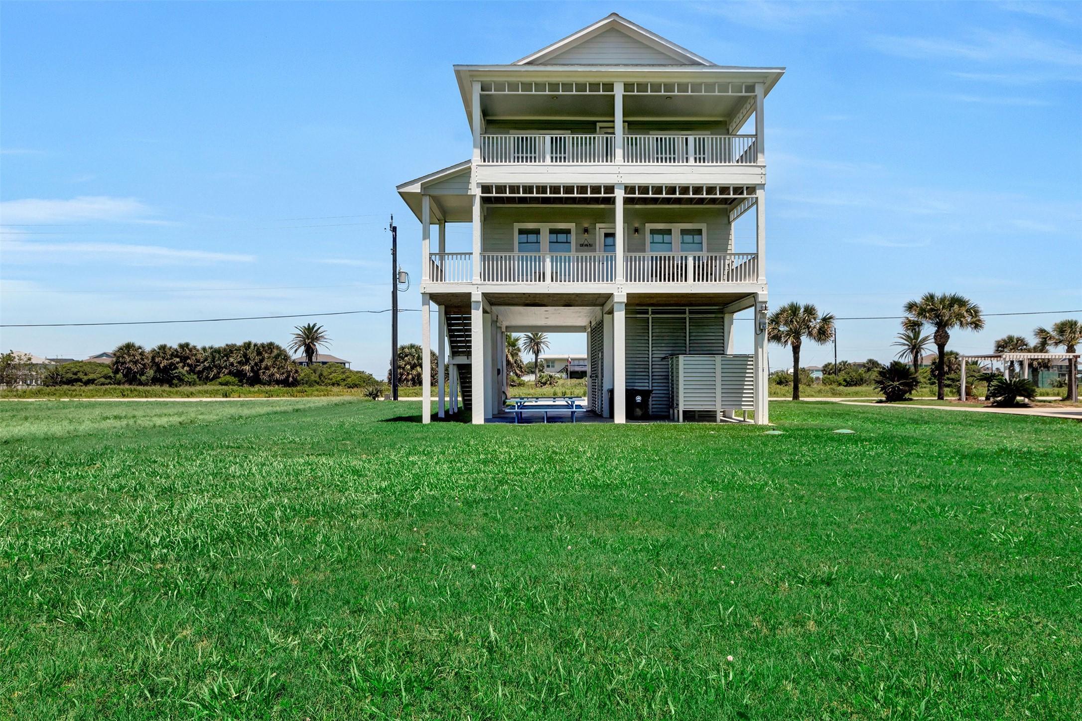 Image 3: This 4-bedroom beach house offers views of the Gul