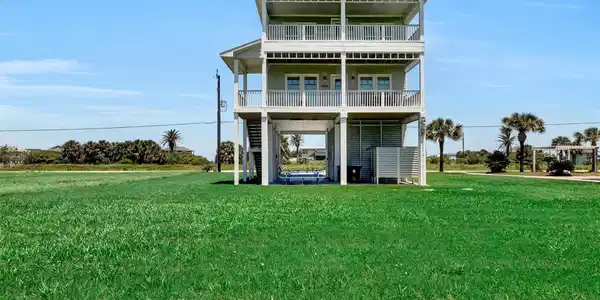 Image 3: This 4-bedroom beach house offers views of the Gul