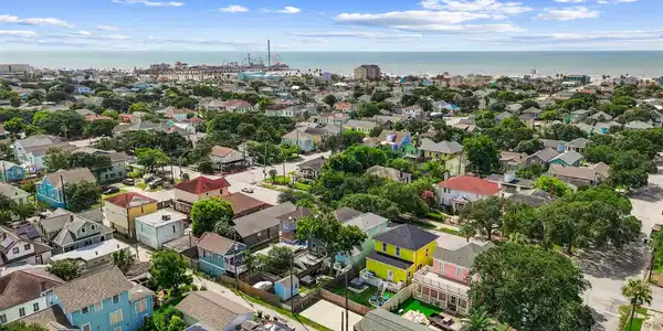 Image 2: The yellow house close to the water and Pleasure P