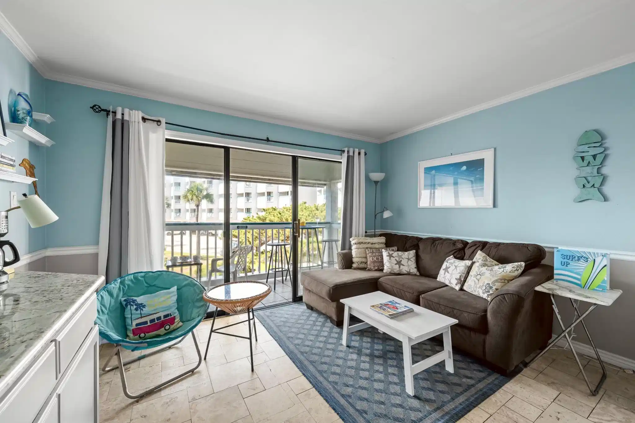 Image 1: Inviting living space with coastal tones and comfo