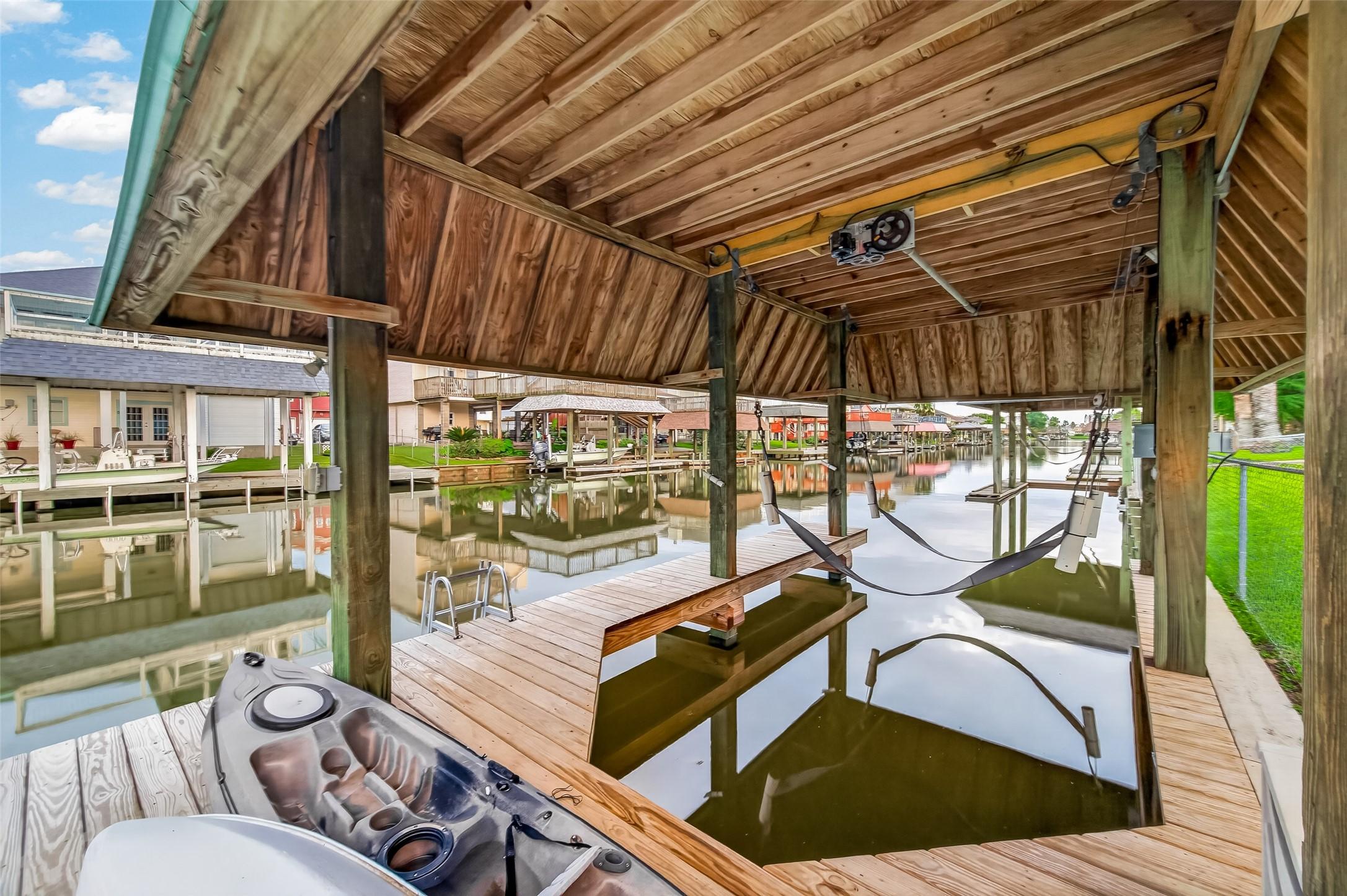 Image 4: Bring your boat to your very own boat house