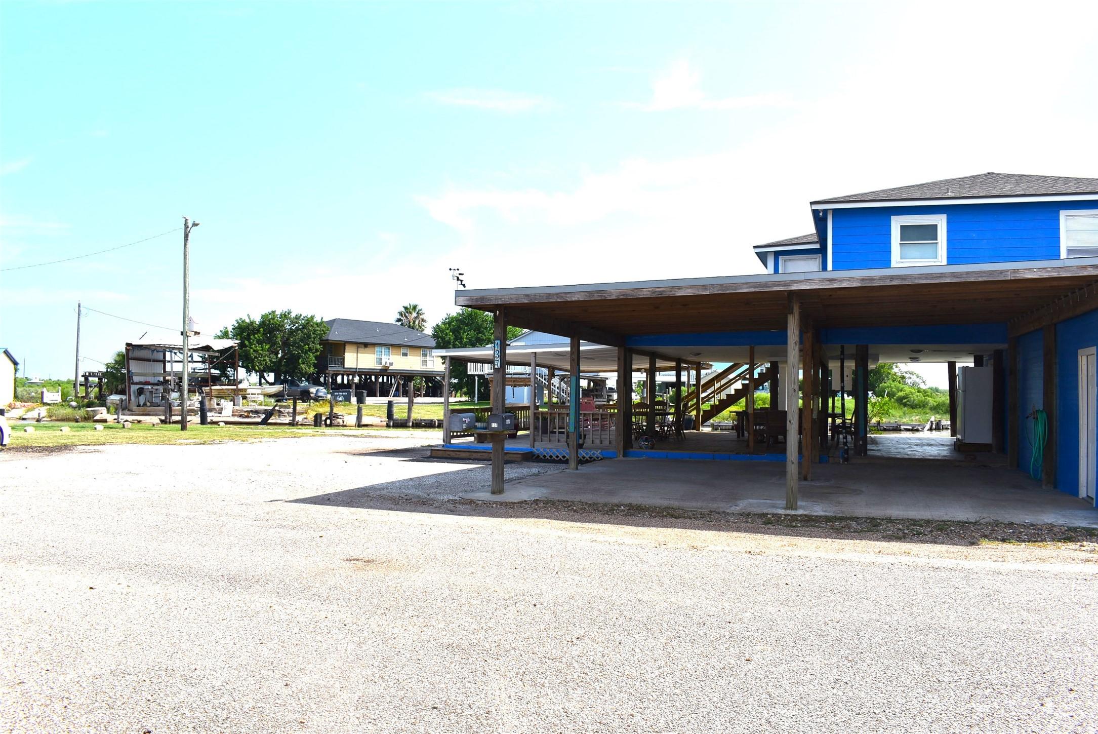 Image 4: Easy to park a boat or RV on this property