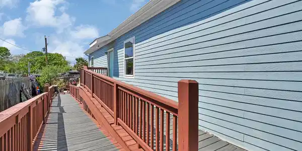 Image 4: This Home is equipped with a wheelchair ramp