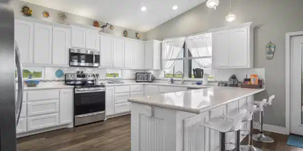 Image 4: Large open kitchen