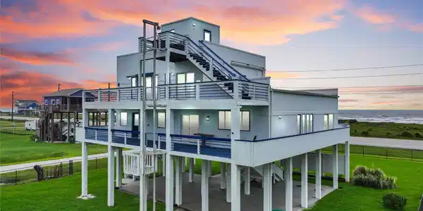 Image 4: Back of house facing the Bay.