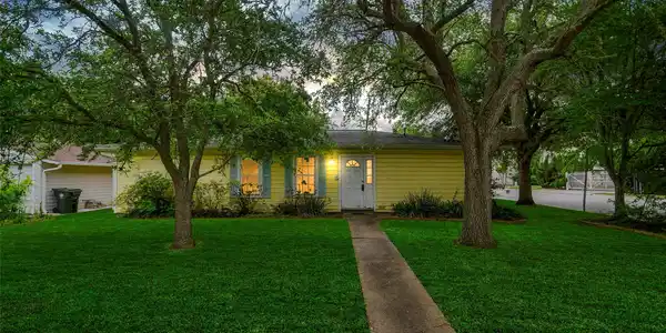 Image 2: Trees have been trimmed. Ready for a new owner