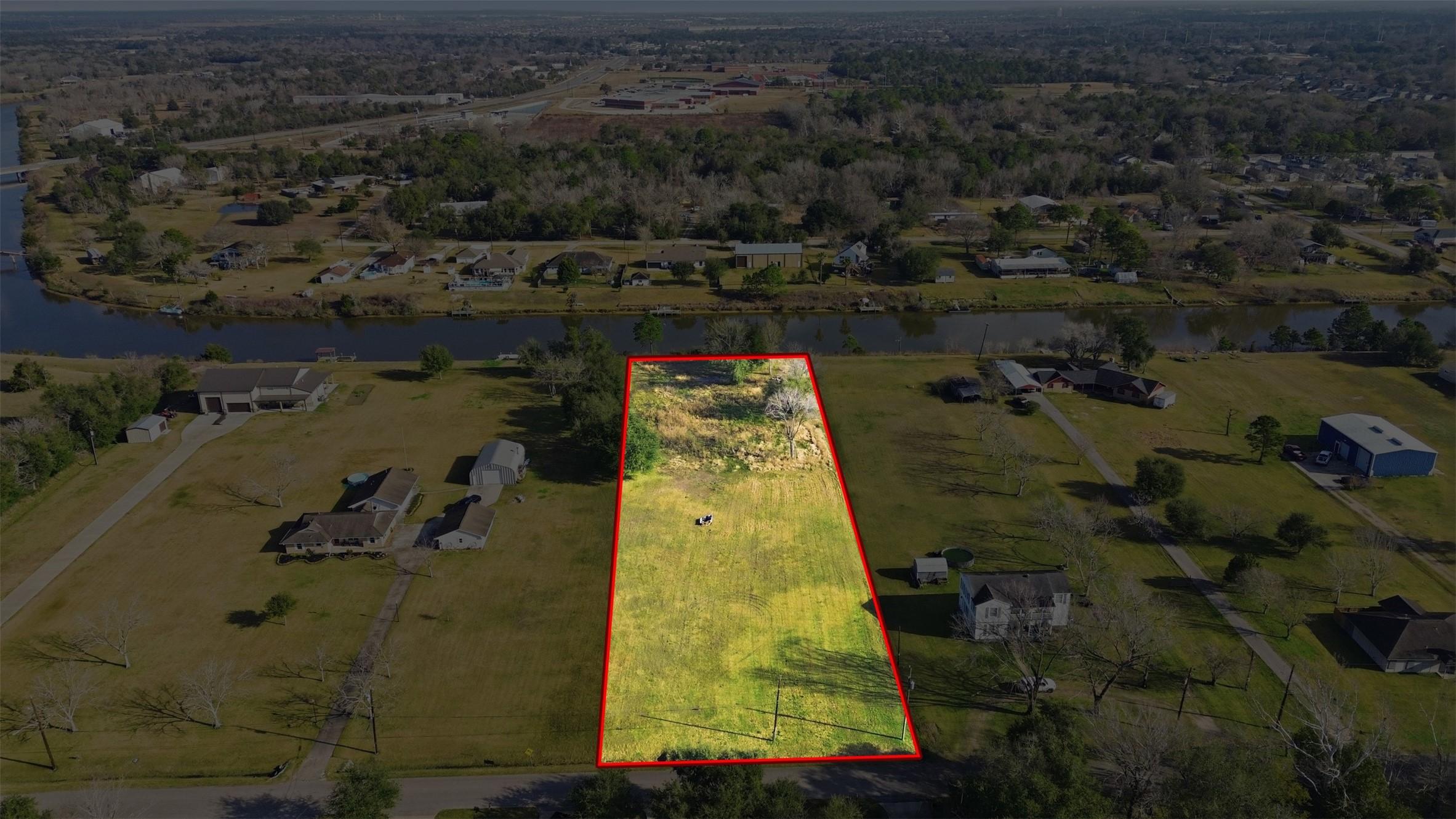 Image 2: Waterfront acreage with public utilities.