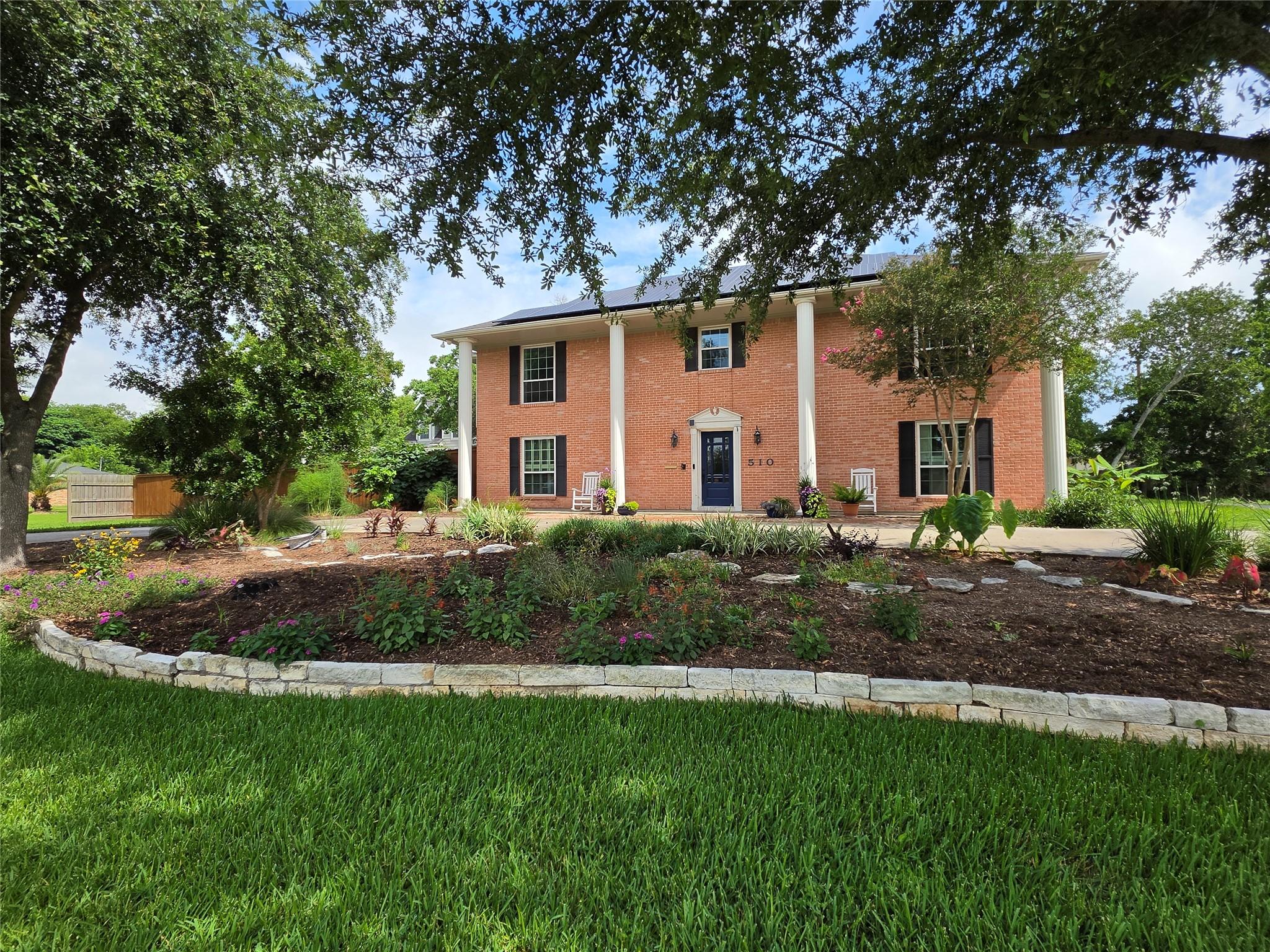 Image 3: Timeless colonial-style estate offering a rare ble