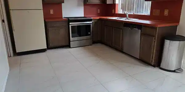 Image 3: Open kitchen area
