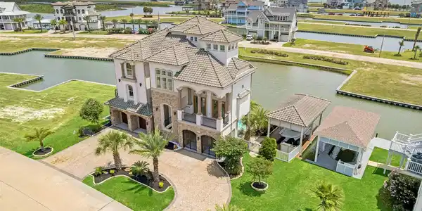 Image 2: Ideally positioned in a prime East facing waterfro