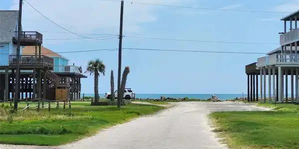 Image 4: Street to the beach