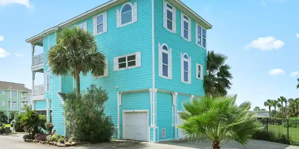Image 4: Spacious parking with oversized garage.
