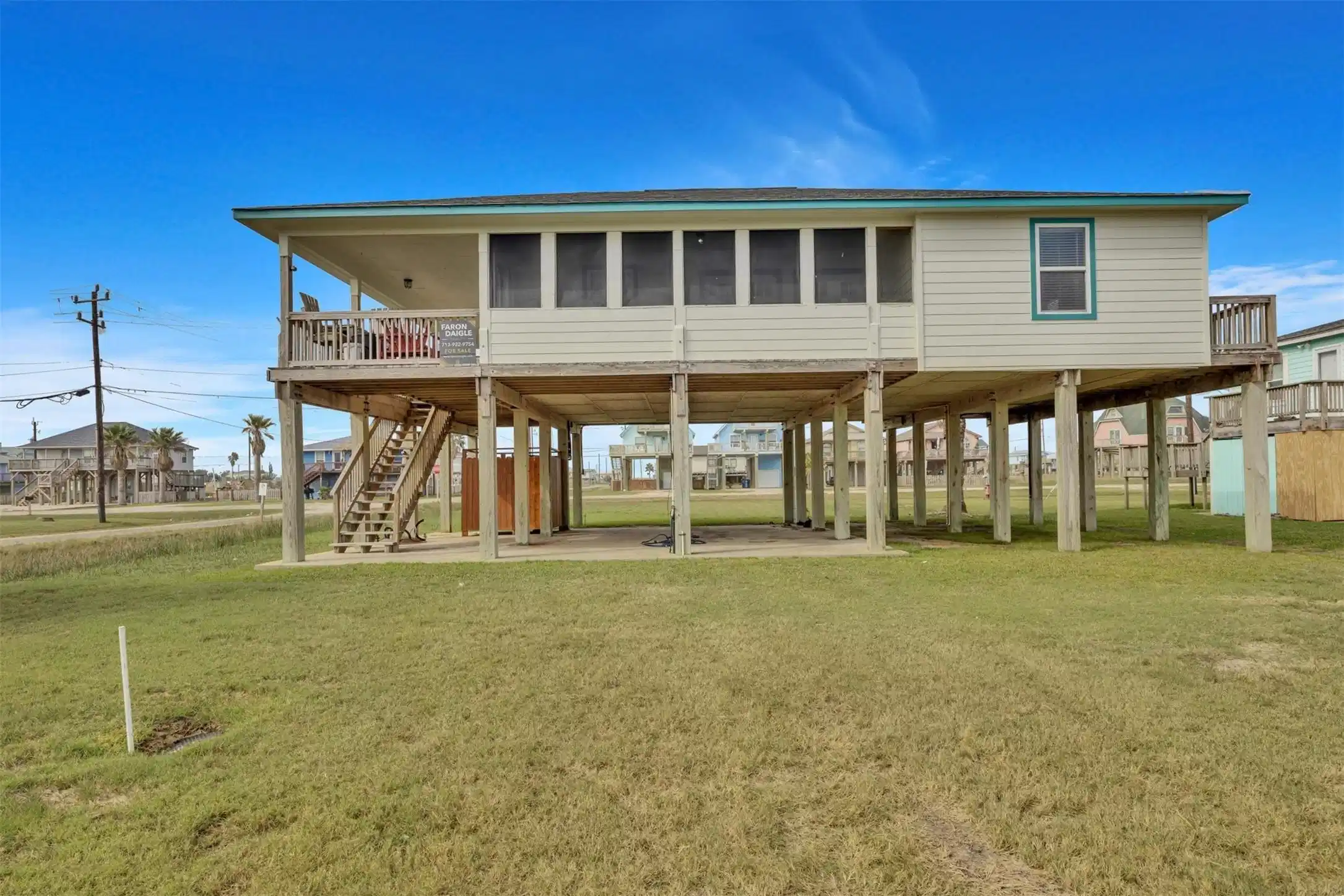 Image 1: Located on a large corner lot at Sea Shell and Ang