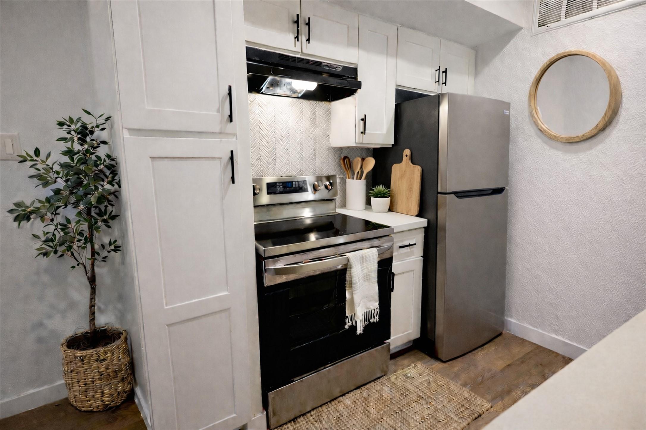 Image 3: Appliances are relatively new.