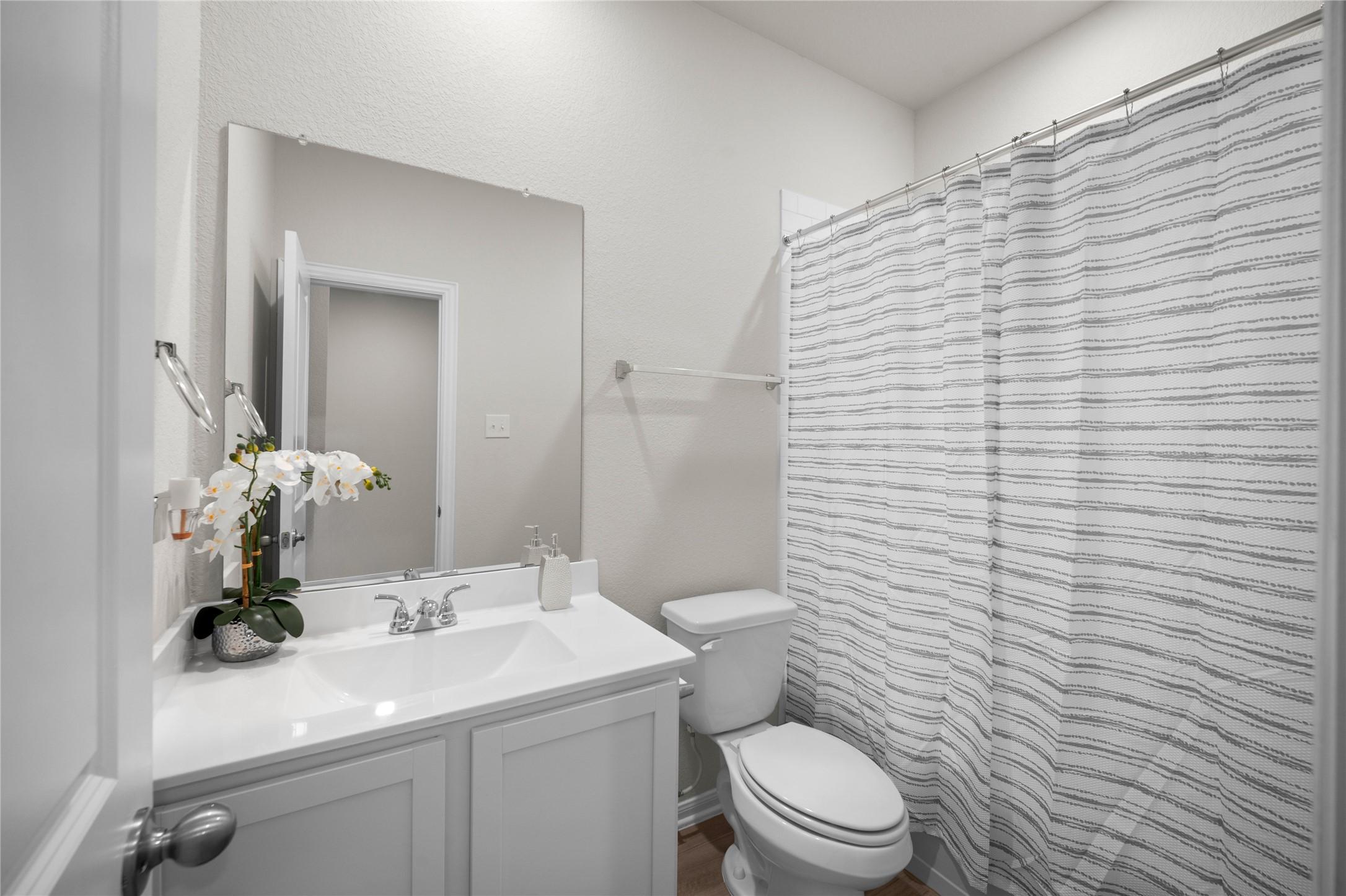 Image 4: Guest Bathroom